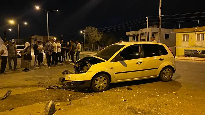 Ceyhan'da otomobil motosikletle çarpıştı: 2 yaralı