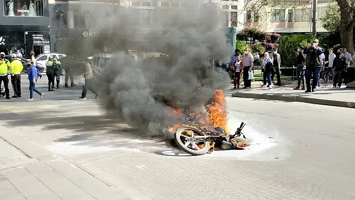 Cezaya sinirlenip motosikleti ateşe verdi