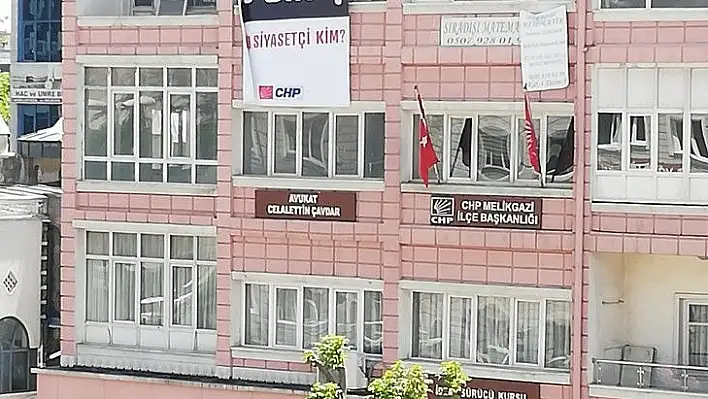 CHP'den dikkat çeken pankart: Mafyadan aylık 10 bin dolar alan siyasetçi kim?