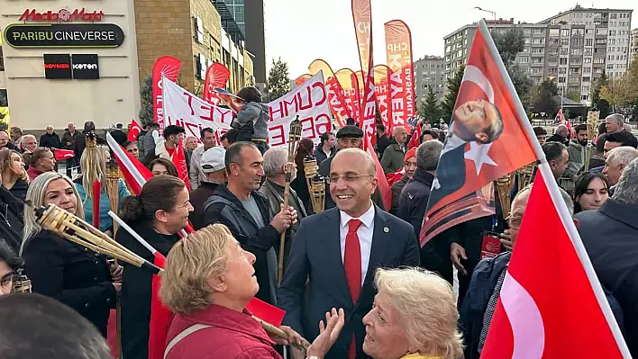 CHP'li Belediye Başkanları ve bazı Meclis üyeleri, partilileri yalnız bıraktı! Partililer sokakta, onlar protokolle poz verdi
