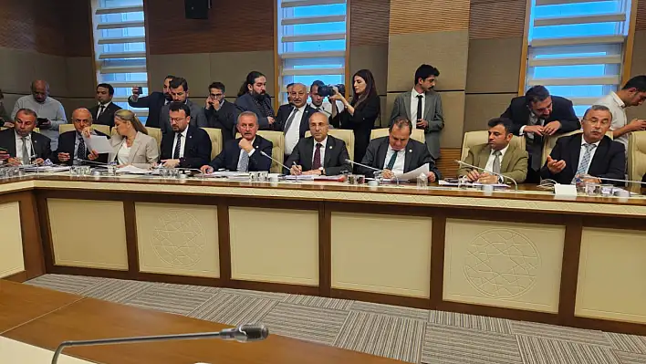 CHP'li vekil duyurdu: Yine oraların peşindeler! Şirket temsilcileri içeride, halk dışarıda!