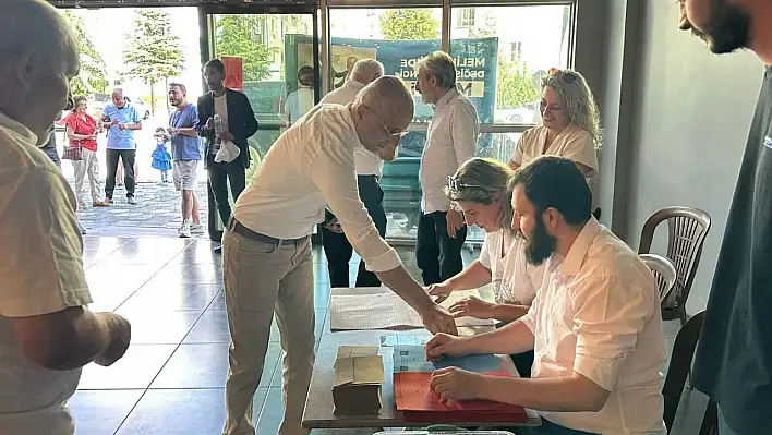 CHP'li vekil oyunu kullandı, sandık başında mesaj verdi