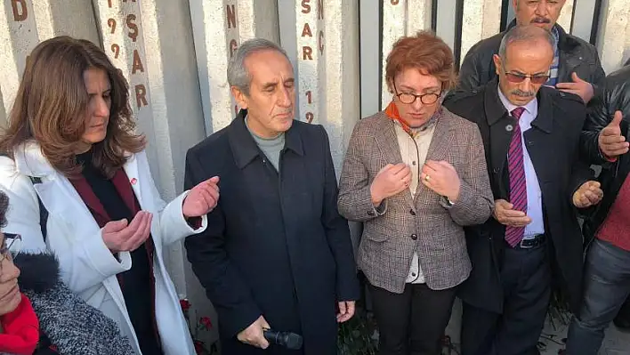 CHP ve İyi Parti'liler komandolar durağına karanfil bıraktı