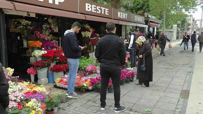 Çiçekçi esnafı: Halkımızdan ilgi bekliyoruz...