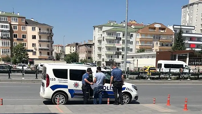 Adliye koridorunda cinayet davası öncesi yumruklar konuştu!