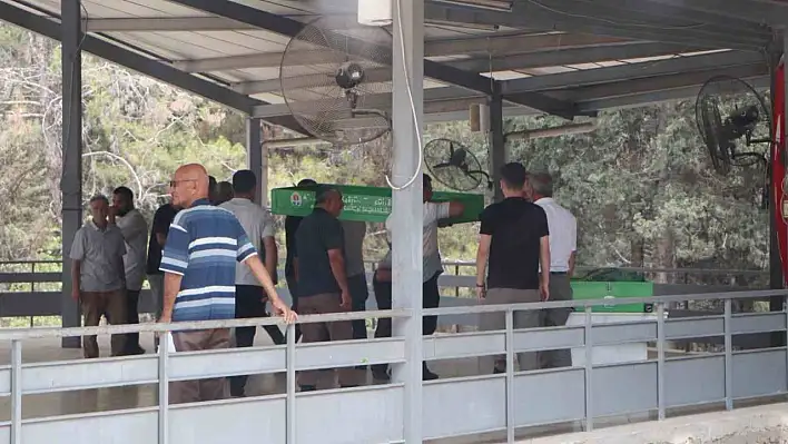 Anne ve kızı yan yana, baba ayrı noktaya defnedildi