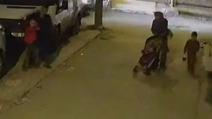 Çocuğun kafasını arabaya vurup yere fırlatan şahıs yoluna devam etti!