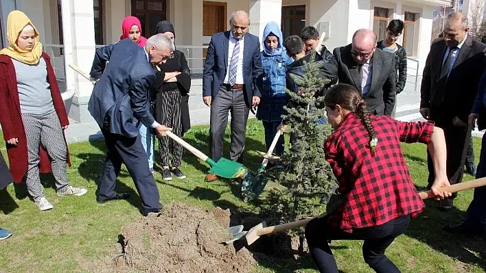 Çocuk Evleri'ndeki çocuklar 41 şehit için 41 çam ağacı dikti