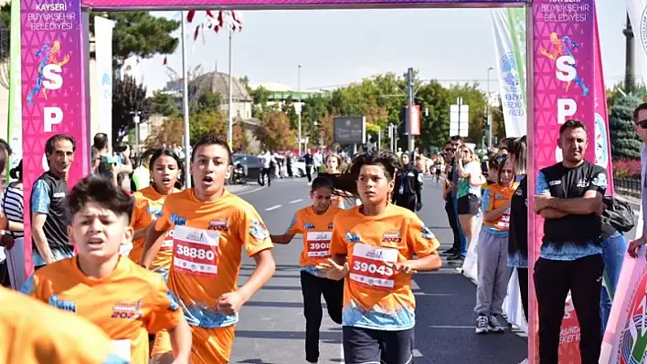 Çocuklar maratonda ter döktü