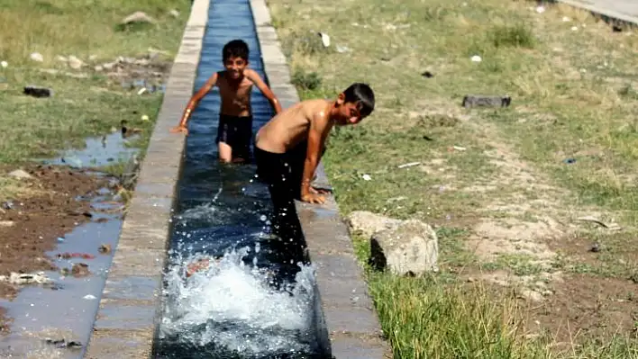 Çocuklar süs havuzuna akın ettiler