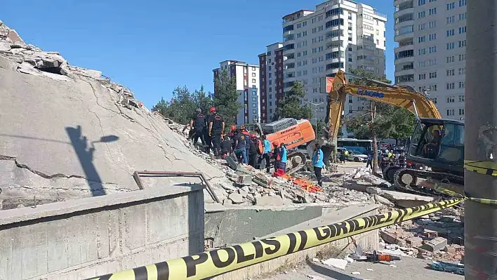 Çöken binadan acı haber!