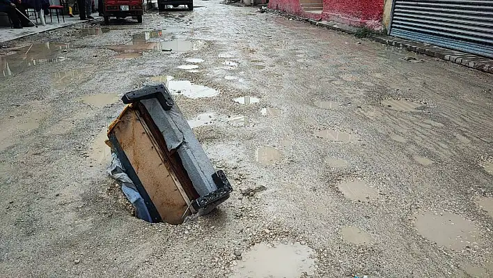 Bir ay yapılmayan yol çöktü! Esnaf çözümü kanepe kolu koymakta buldu