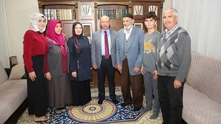 Çolakbayrakdar çifti ev ziyaretlerini sürdürüyor