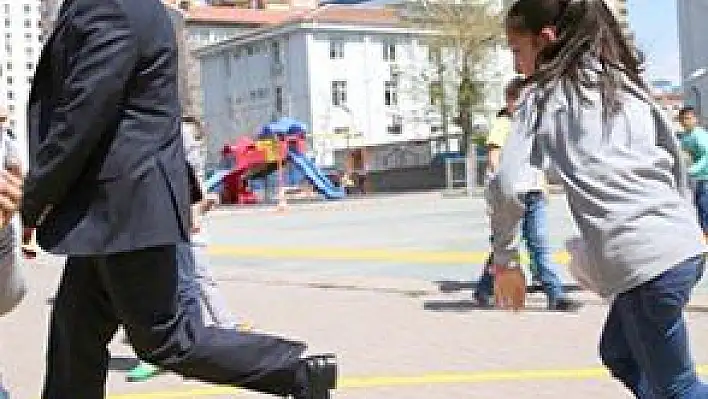ÇOLAKBAYRAKDAR ÇOCUKLARLA MENDİL KAPMACA OYNADI