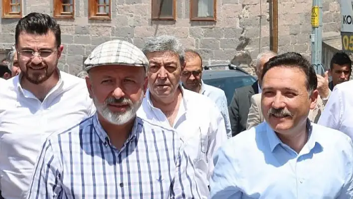 Çolakbayrakdar: Toplumun her kesimine kapısını açan bir devlet adamıdır
