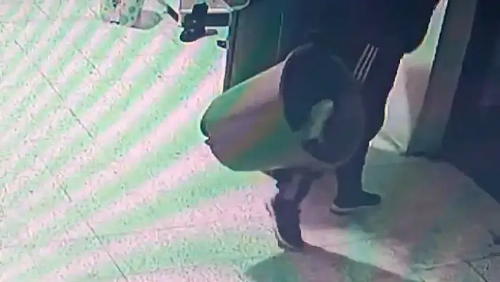Çöp toplamaya geldi, ayakkabı çalarak gitti