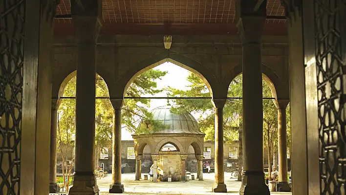 Cuma hutbesi: Kul hakkı ateşten gömlektir