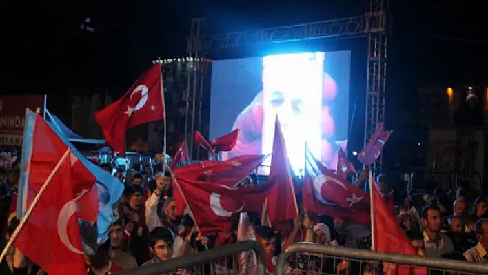 Abdullah Gül hemşehrileri ile canlı demokrasi nöbetinde
