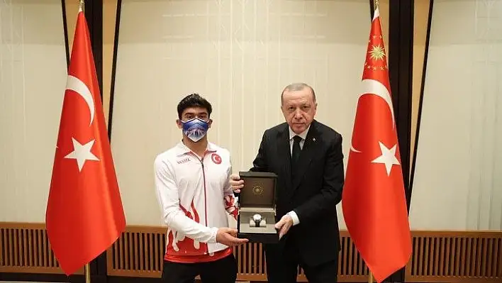 Cumhurbaşkanı Erdoğan, Mert Efe Kılıçer'i ödüllendirdi