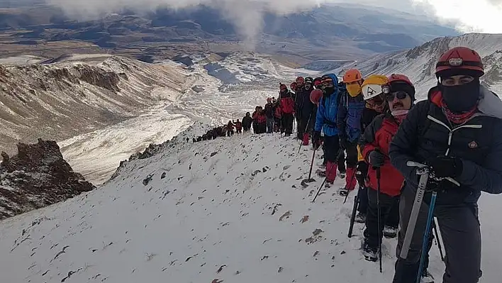 Cumhuriyet'in 94. yılını Erciyes'in zirvesinde kutladılar