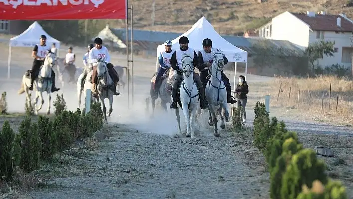 Cumhuriyet Kupası Atlı Dayanıklılık Yarışmaları nefes kesti