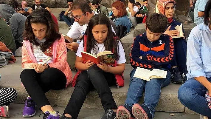 Cumhuriyet Meydanı'nda sessiz kitap okuma etkinliği yapıldı
