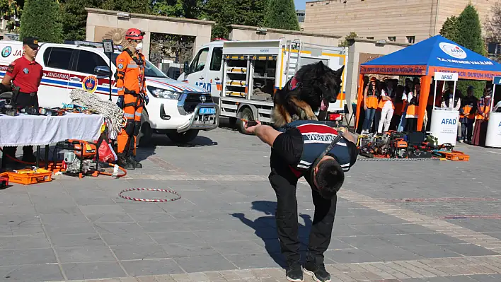 Cumhuriyet Meydanı'nda tüm dikkatler onun üzerinde!