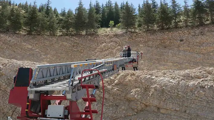 Dağ çayı toplarken depreme yakalandı, ayakları kayıp kayalıklardan düştü