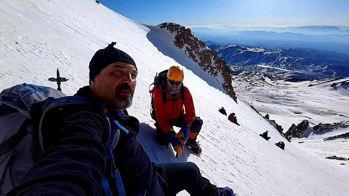 Dağcılar 23 Nisan coşkusunu Erciyes'in zirvesinde yaşadı