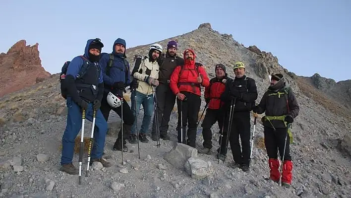 Dağcılar zirvede Azerbaycan bayrağı açtı
