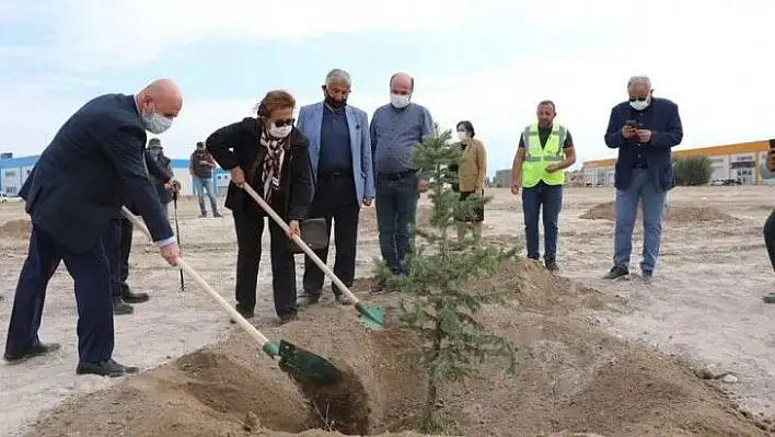 Kocasinan'da yeşil alanlara sonbahar bakımı