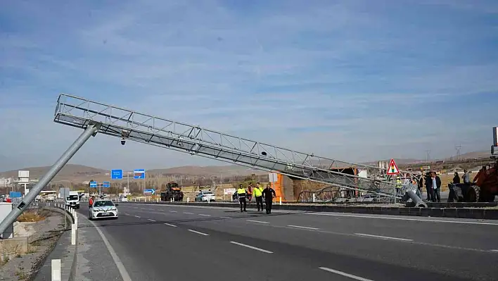 Niğde-Kayseri yolunda kamyon devrildi