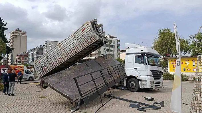 Damperi açılan tır üst geçide çarptı