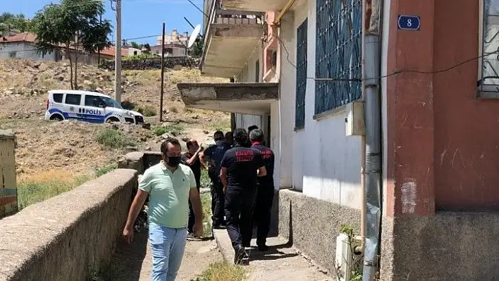 Darp ettiği annesini eve kilitledi