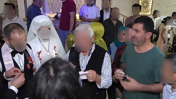 Davetsiz düğüne gitti, takılan paraları çaldı