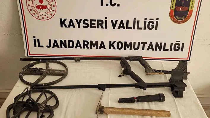 Dedektörle arama yaparken yakalandılar...