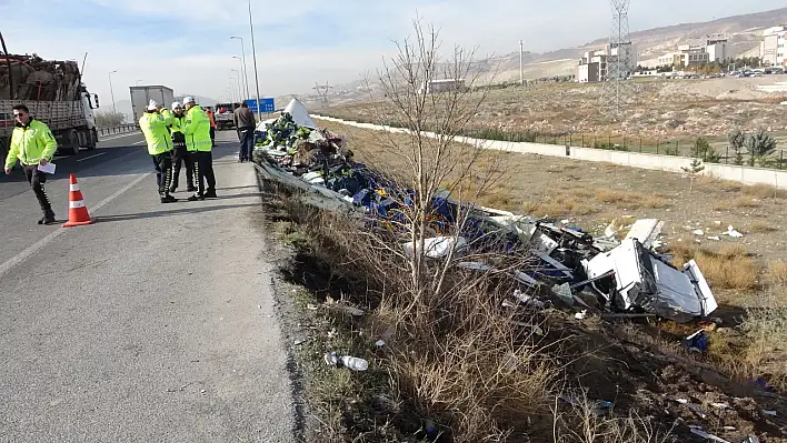 Dehşet kaza! Tır devrildi: Yaralılar var