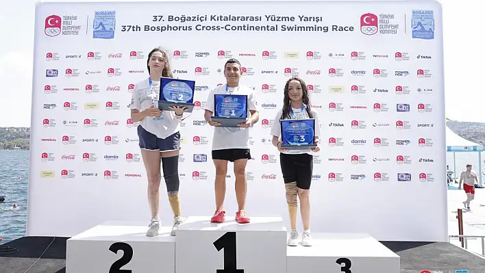 Denizi olmayan Kayseri'nin yüzücülerinden büyük başarı! Boğazı geçtiler