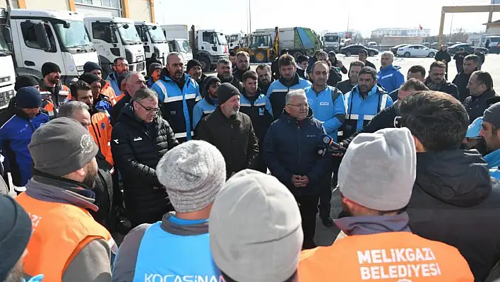 Deprem bölgesine 20 temizlik aracı ve personel gönderildi