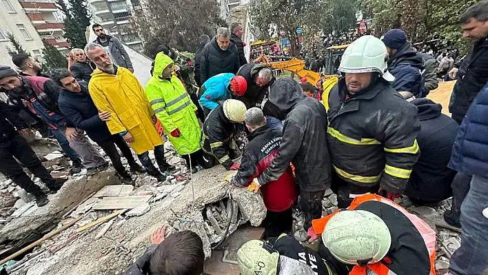 Deprem felaketinde ikinci gün: Can kaybı 3 bin 419