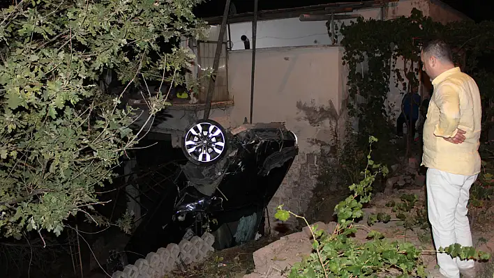 Deprem gibi kaza: Araç bahçeye uçtu