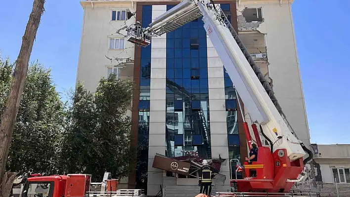 Depremde hasar gören Kur'an kursu binasında yangın paniği