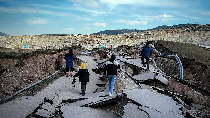 Depremde yarılan yol havadan görüntülendi