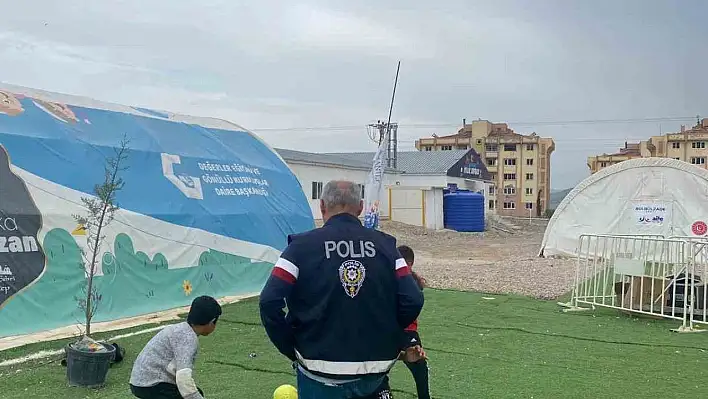 Deprem bölgesindeki çocuklara Emniyet desteği...