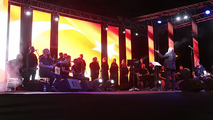 Depremzede korodan duygulandıran konser