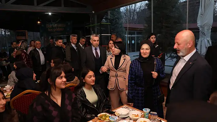 Depremzede öğrenciler ve aileleriyle birlikte iftar yaptılar