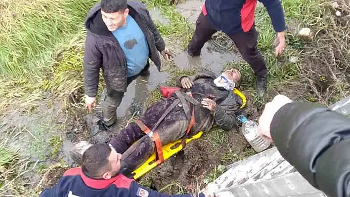 Dere yatağına düşen sürücüyü itfaiye kurtardı