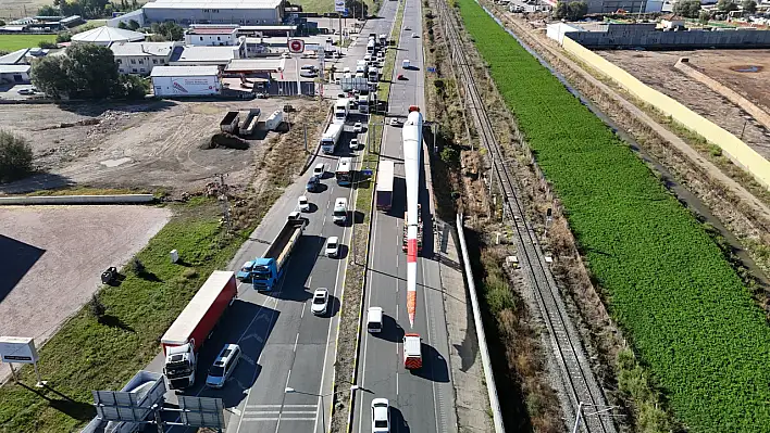 Dev kanatların nakliyesi trafiği aksattı