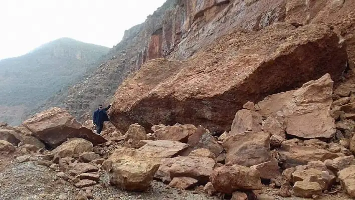 Dev kayalar yola düştü, yol kapandı