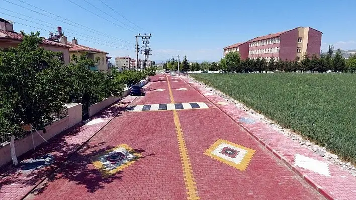 Develi Anadolu Lisesi çevresinde parke çalışmaları tamamlandı